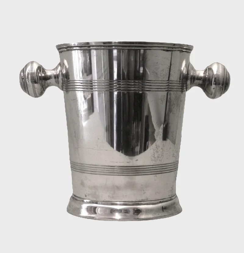 Verzilverde wijnkoeler (1) - Zilver › Diversen - €225.00 - Wijnkoeler met grepen
23cm hoog, 19cm diameter
niet gemerkt
Midden 20e eeuw