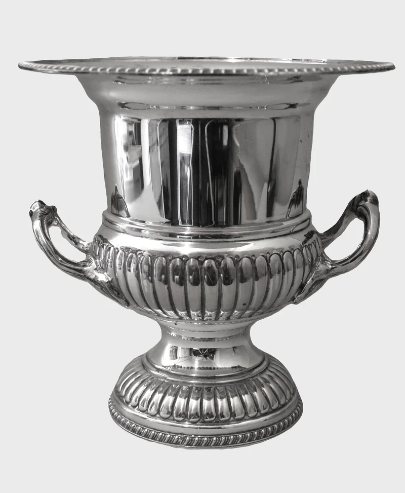 Verzilverde wijnkoeler (3) - Zilver › Serviesgoed - €165.00 - Verzilverde wijnkoeler in vorm van klassieke vaas.
26cm hoog, 25cm diameter bovenaan
Niet gemerkt
Midden 20e eeuw