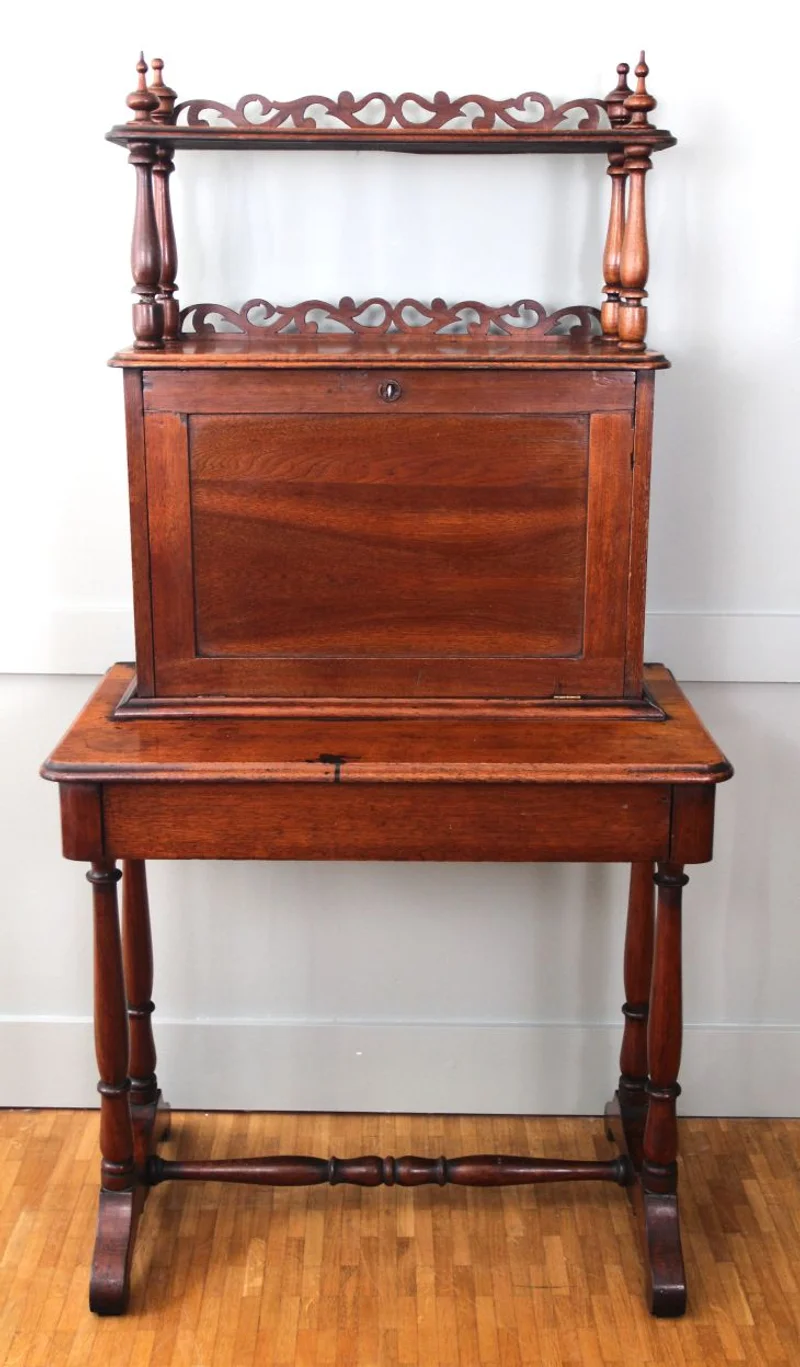 Victoriaans bureautje - Meubel › Bijzetmeubels - Victoriaans bureautje met een draagtafel en een opzetstuk waarin het schijfblad opgeklapt is.
Mahoniehout.
76x45cm, 147cm hoog.
Midvictoriaanse periode, ca 1860/1880