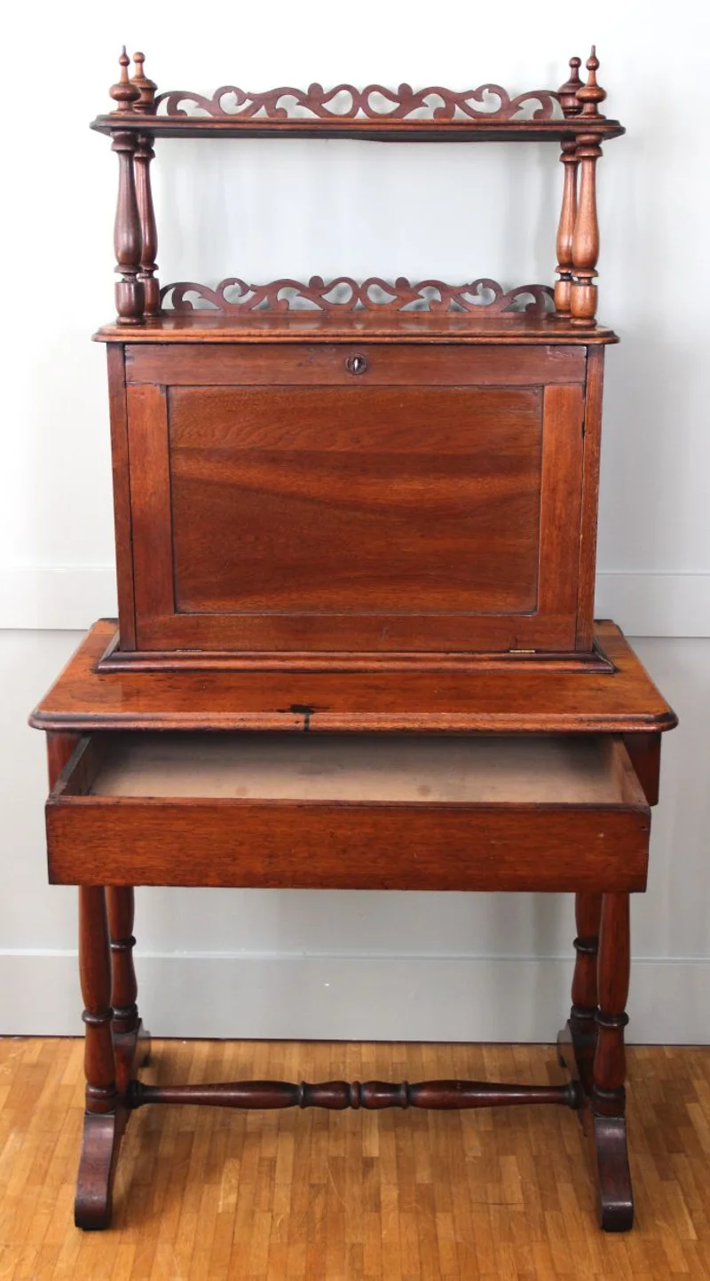 Victoriaans bureautje - Meubel › Bijzetmeubels - Victoriaans bureautje met een draagtafel en een opzetstuk waarin het schijfblad opgeklapt is.
Mahoniehout.
76x45cm, 147cm hoog.
Midvictoriaanse periode, ca 1860/1880