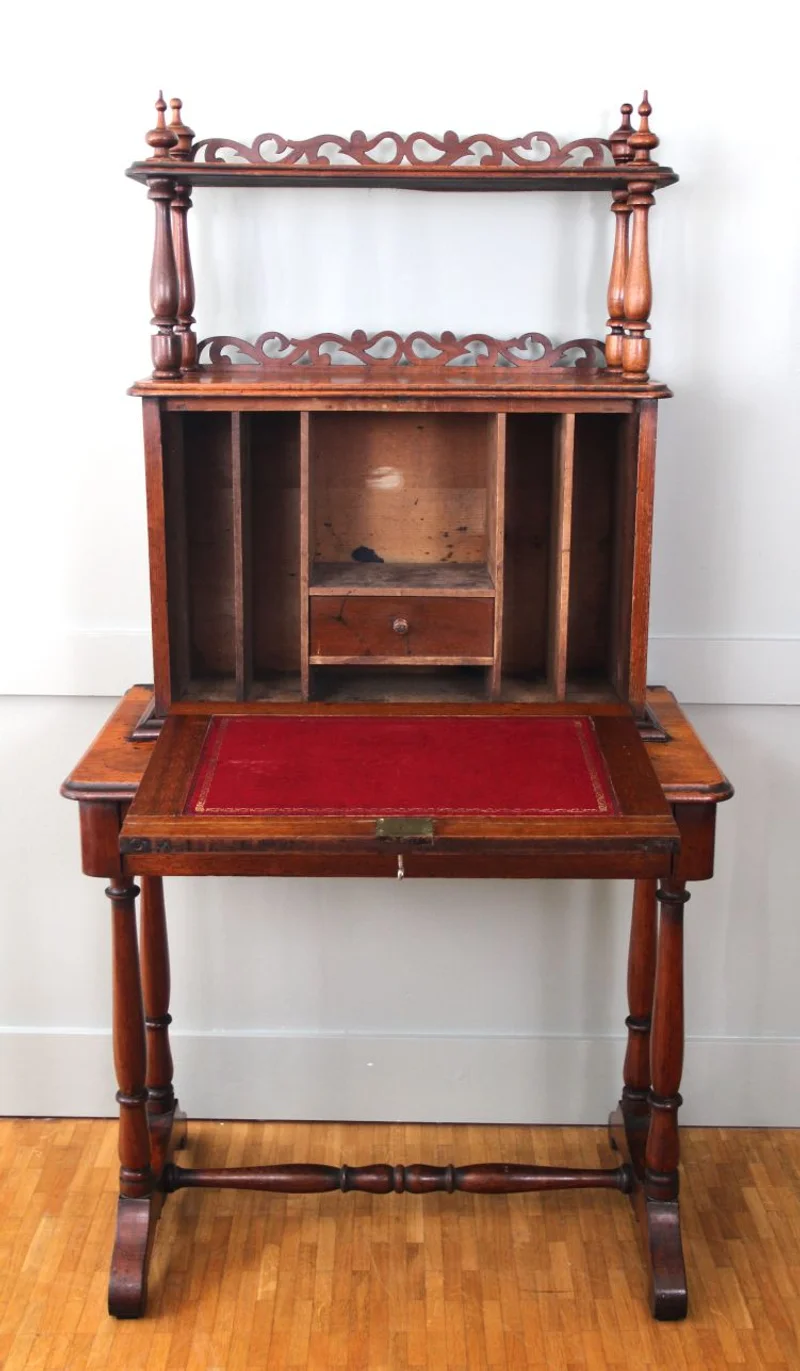 Victoriaans bureautje - Meubel › Bijzetmeubels - Victoriaans bureautje met een draagtafel en een opzetstuk waarin het schijfblad opgeklapt is.
Mahoniehout.
76x45cm, 147cm hoog.
Midvictoriaanse periode, ca 1860/1880