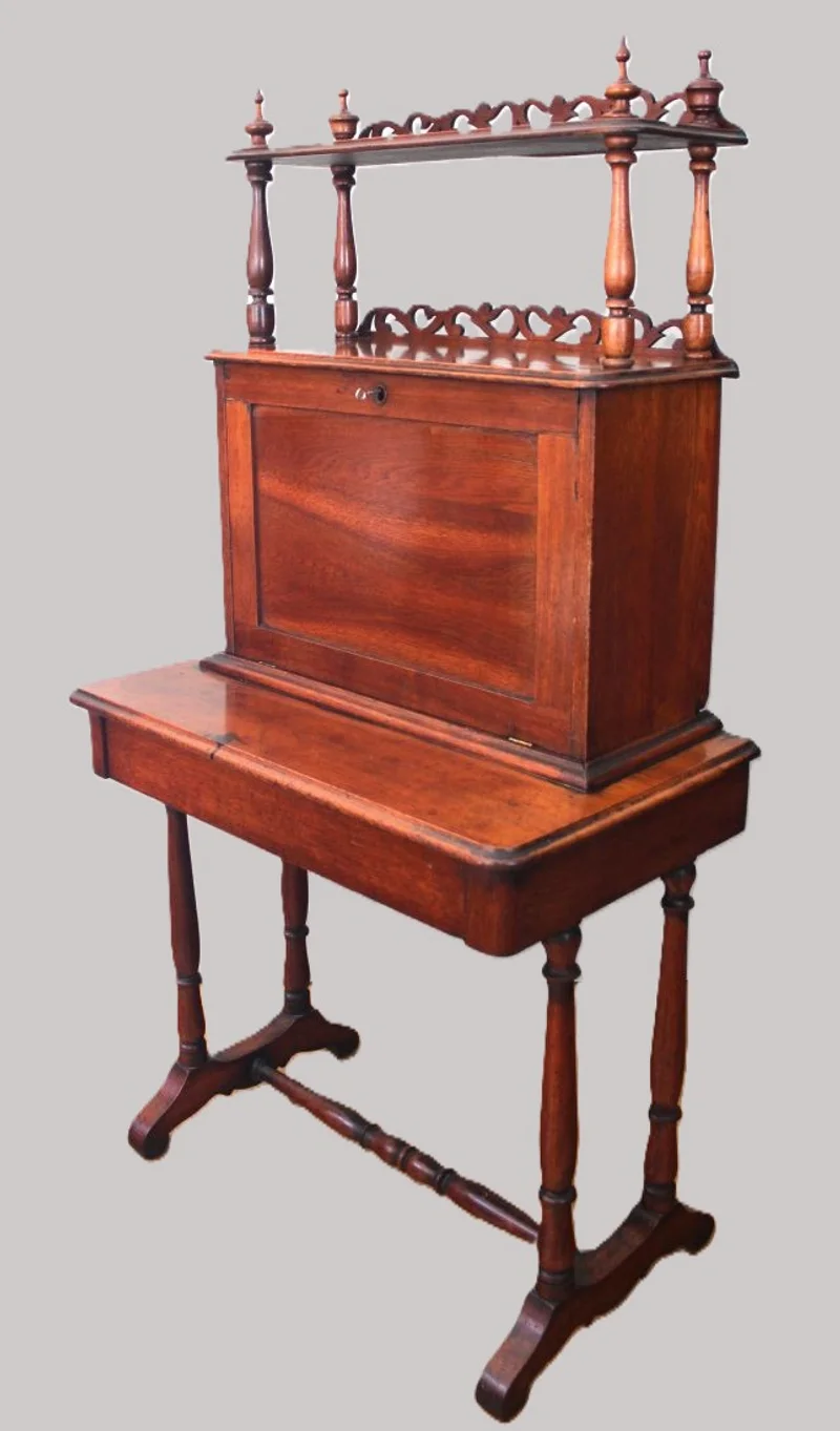 Victoriaans bureautje - Meubel › Bijzetmeubels - Victoriaans bureautje met een draagtafel en een opzetstuk waarin het schijfblad opgeklapt is.
Mahoniehout.
76x45cm, 147cm hoog.
Midvictoriaanse periode, ca 1860/1880