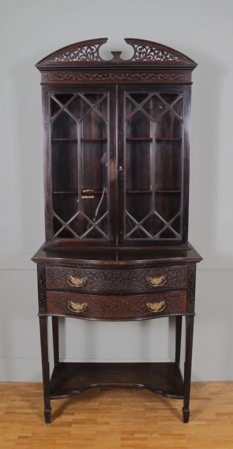 Victoriaans cabinet in Chippendale stijl - Meubel › Kasten - €750.00 - Klein tweeledig cabinet met een lowboy en opzetvitrine. Mahoniehout gedonkerd. Druk vlak snijwerk in laden en op kap (zgn Chippendale stijl). Originele trekkers in gedreven messing.
76cm breed, maximaal 45cm diep, 180cm hoog.

Victoriaans tijdperk, ca 1870/1880