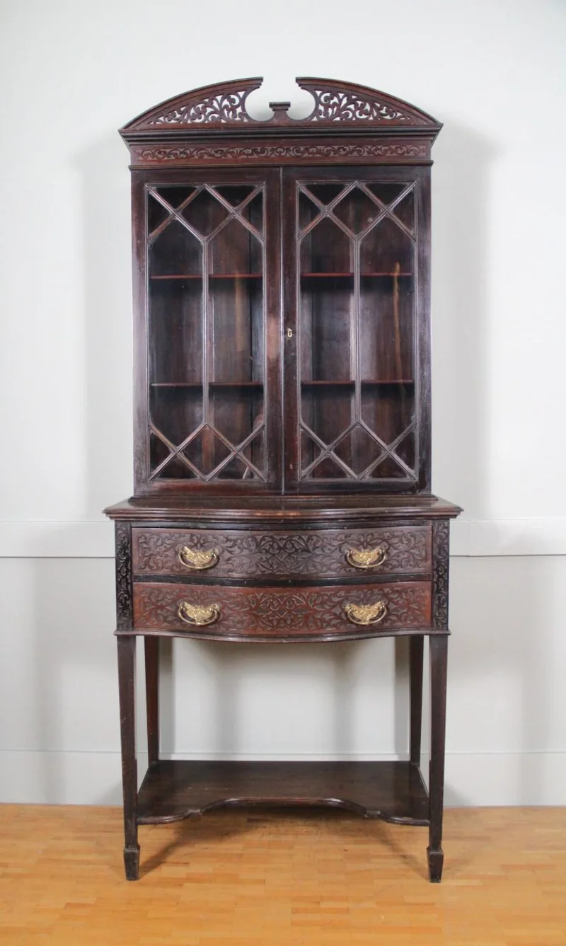 Victoriaans cabinet in Chippendale stijl - Meubel › Kasten - €750.00 - Klein tweeledig cabinet met een lowboy en opzetvitrine. Mahoniehout gedonkerd. Druk vlak snijwerk in laden en op kap (zgn Chippendale stijl). Originele trekkers in gedreven messing.
76cm breed, maximaal 45cm diep, 180cm hoog.

Victoriaans tijdperk, ca 1870/1880