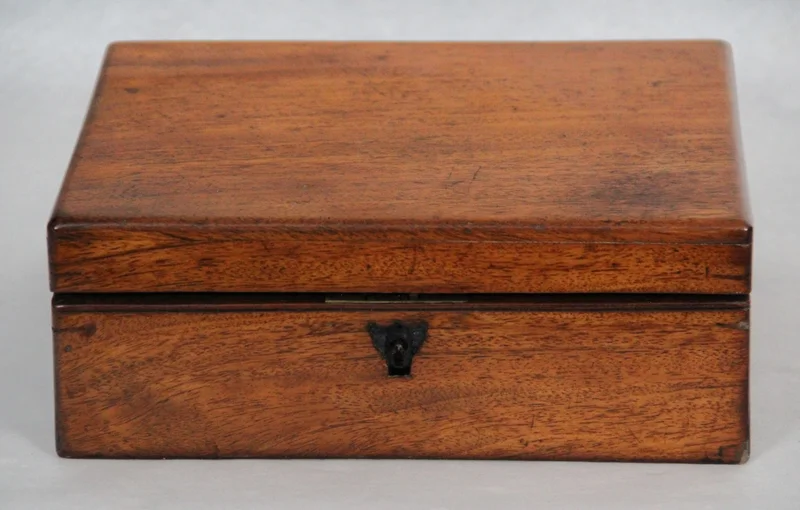 Victoriaans kistje - Diversen › Dozen en kistjes - €125.00 - Mahoniehouten doos
25 x 21 cm, 9.5cm hoog
Victoriaanse periode, 1830-1900