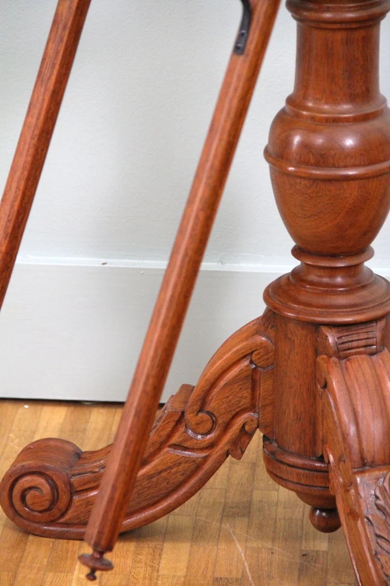 Victoriaans krantenrek - Meubel › Bijzetmeubels - €1250.00 - Roterend krantenrek in mahoniehout. Gesculpteerde voet waarop krantenrek los gemonteerd is.
Voet 50cm driehoek; 152cm hoog
1840-1860