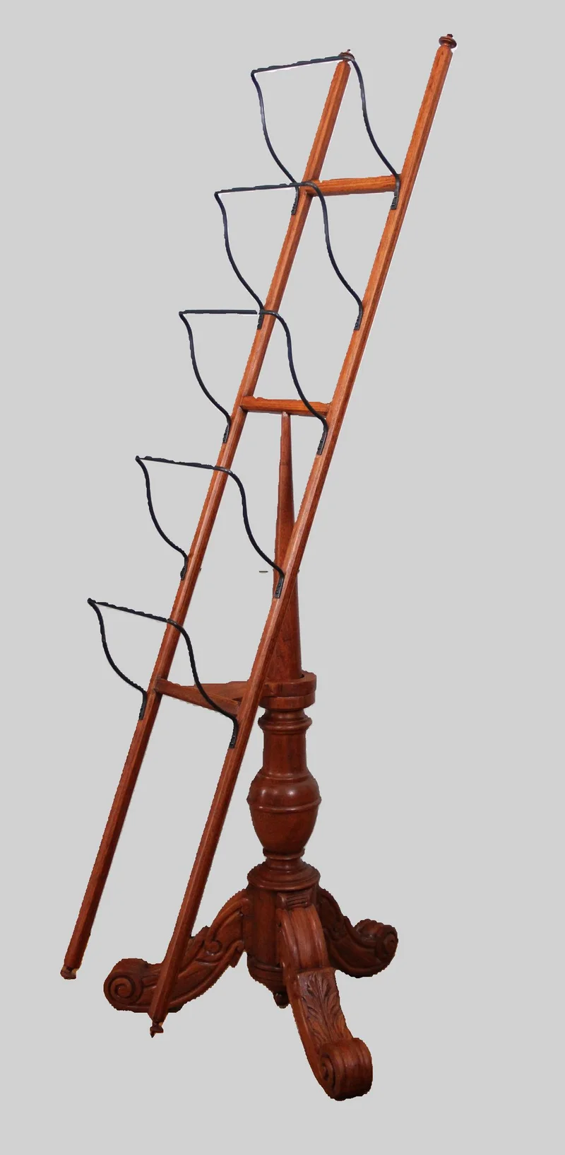 Victoriaans krantenrek - Meubel › Bijzetmeubels - €1250.00 - Roterend krantenrek in mahoniehout. Gesculpteerde voet waarop krantenrek los gemonteerd is.
Voet 50cm driehoek; 152cm hoog
1840-1860
