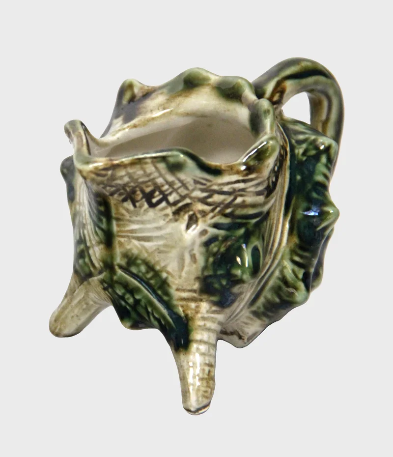 Victoriaans melkkannetje - Porselein › Serviesgoed - €35.00 - Melkkannetje in de vorm van een zeeschelp.
11 x 7cm, 7.5cm hoog
1870-1900