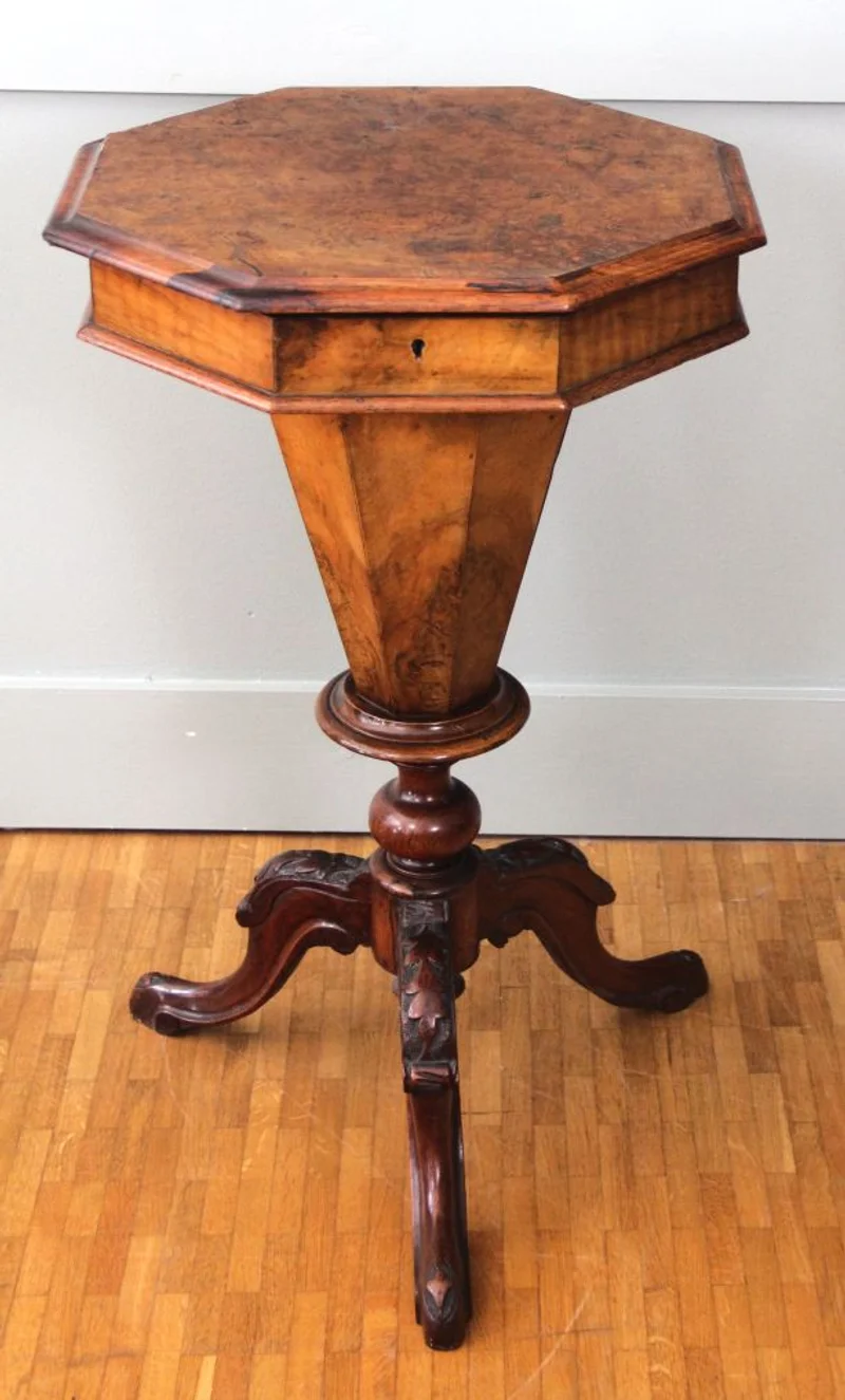 Victoriaans naaitafeltje - Meubels › Bijzetmeubel - €195.00 - Octogonaal naaitafeltje op centrale driespant voet.
Notenhout gefineerd op massief notenhouten voet.
45cm octagonaal; 74cm hoog.
Midvictoriaanse periode, ca 1860/1880