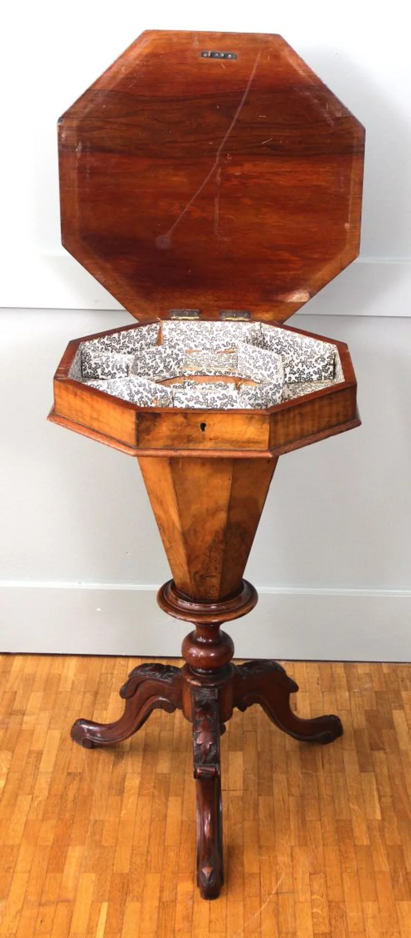 Victoriaans naaitafeltje - Meubels › Bijzetmeubel - €195.00 - Octogonaal naaitafeltje op centrale driespant voet.
Notenhout gefineerd op massief notenhouten voet.
45cm octagonaal; 74cm hoog.
Midvictoriaanse periode, ca 1860/1880