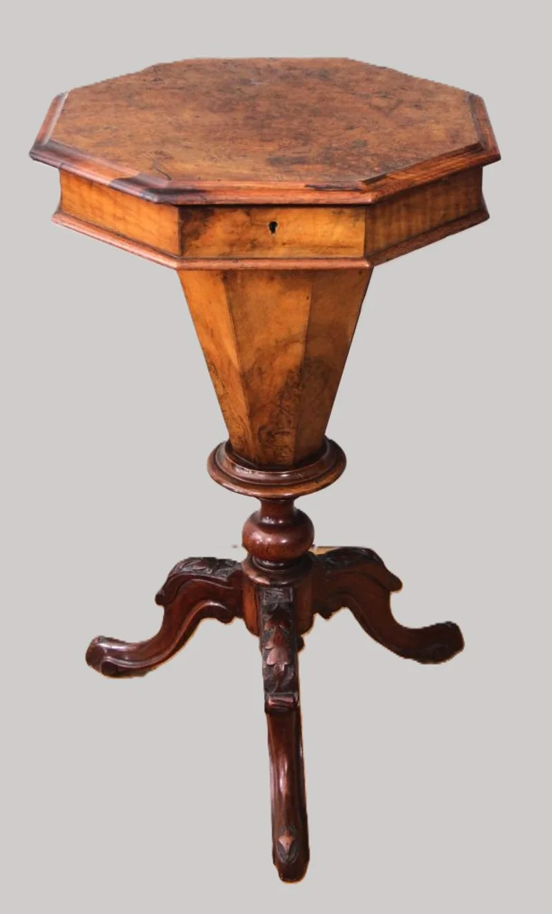 Victoriaans naaitafeltje - Meubels › Bijzetmeubel - €195.00 - Octogonaal naaitafeltje op centrale driespant voet.
Notenhout gefineerd op massief notenhouten voet.
45cm octagonaal; 74cm hoog.
Midvictoriaanse periode, ca 1860/1880
