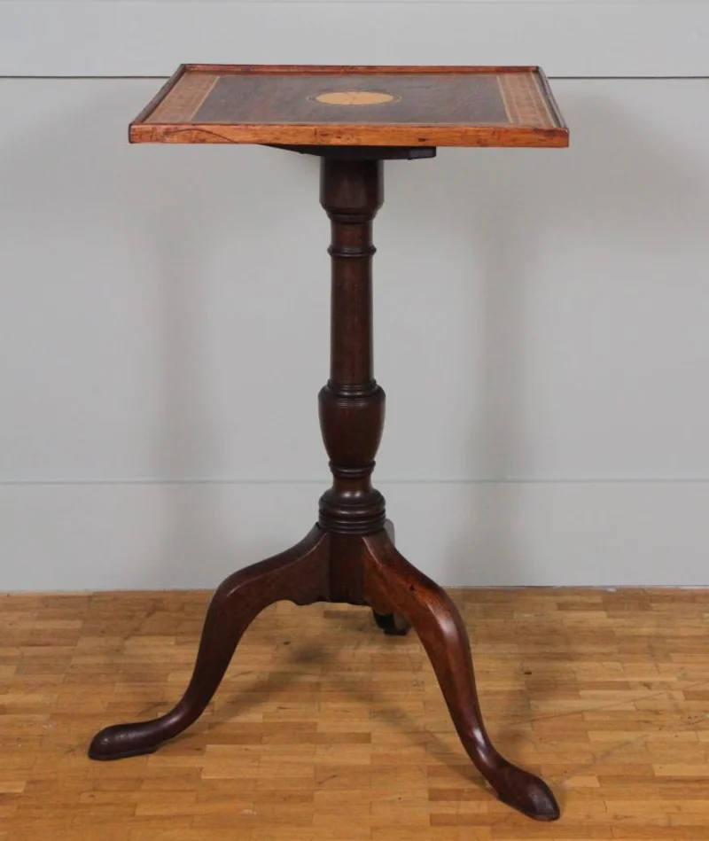 Victoriaans tiltoptafeltje - Meubel › Bijzetmeubel - €195.00 - een kleine opklpabare tiltoptafel met een georgean voet en een later gemonteerd vierkant blad met inlegwerk in diverse houtsoorten.
40cm vierkant, 71cm hoog.
Victoriaanse periode, ca 1870