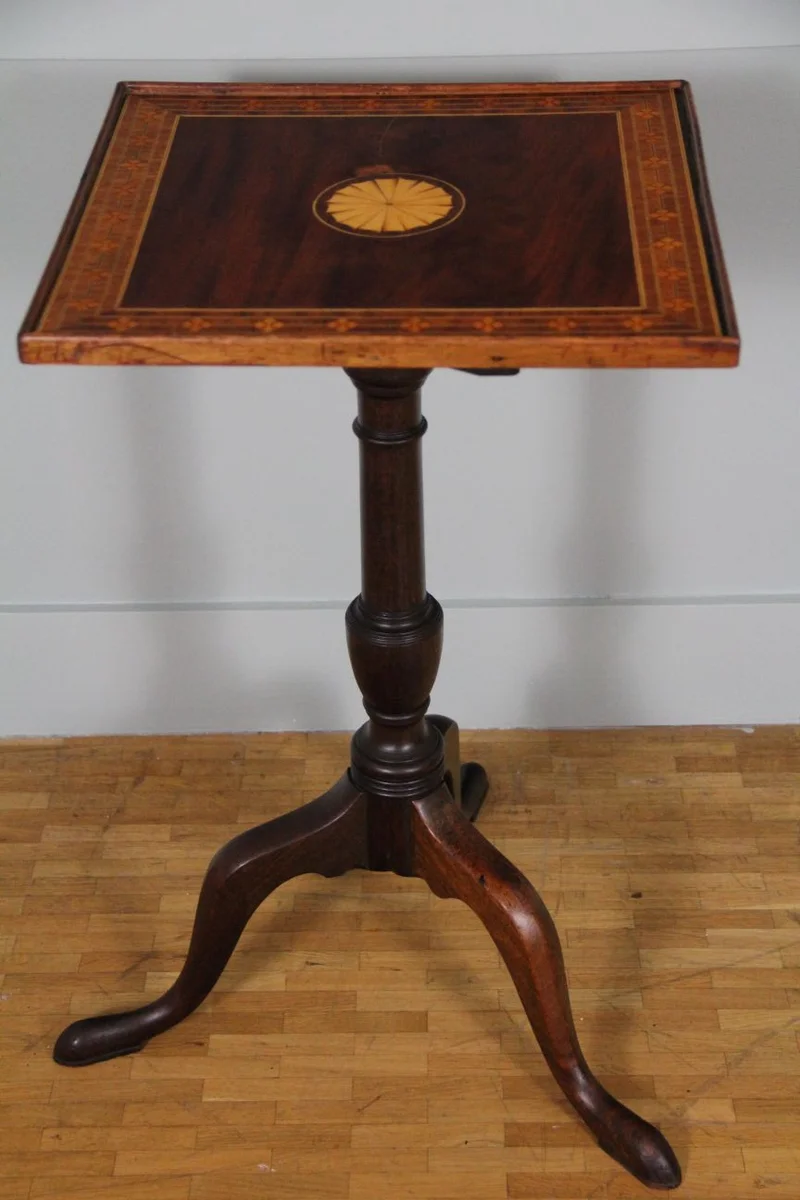 Victoriaans tiltoptafeltje - Meubel › Bijzetmeubel - €195.00 - een kleine opklpabare tiltoptafel met een georgean voet en een later gemonteerd vierkant blad met inlegwerk in diverse houtsoorten.
40cm vierkant, 71cm hoog.
Victoriaanse periode, ca 1870