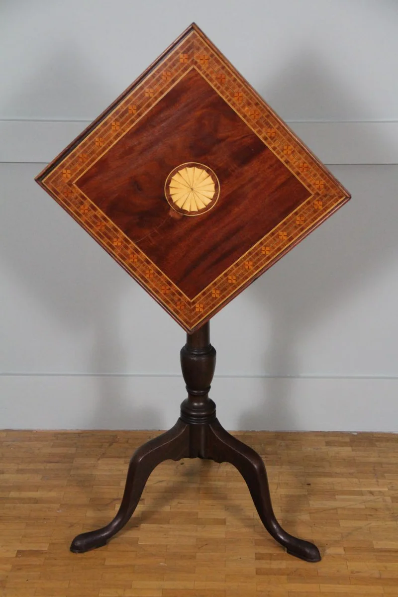 Victoriaans tiltoptafeltje - Meubel › Bijzetmeubel - €195.00 - een kleine opklpabare tiltoptafel met een georgean voet en een later gemonteerd vierkant blad met inlegwerk in diverse houtsoorten.
40cm vierkant, 71cm hoog.
Victoriaanse periode, ca 1870