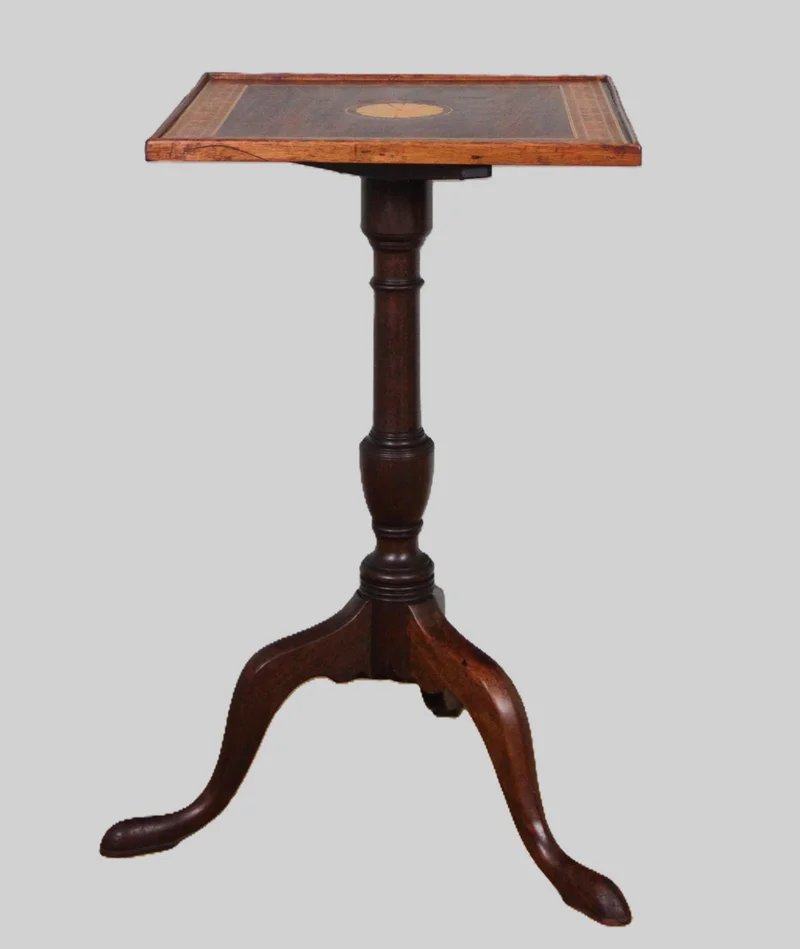 Victoriaans tiltoptafeltje - Meubel › Bijzetmeubel - €195.00 - een kleine opklpabare tiltoptafel met een georgean voet en een later gemonteerd vierkant blad met inlegwerk in diverse houtsoorten.
40cm vierkant, 71cm hoog.
Victoriaanse periode, ca 1870