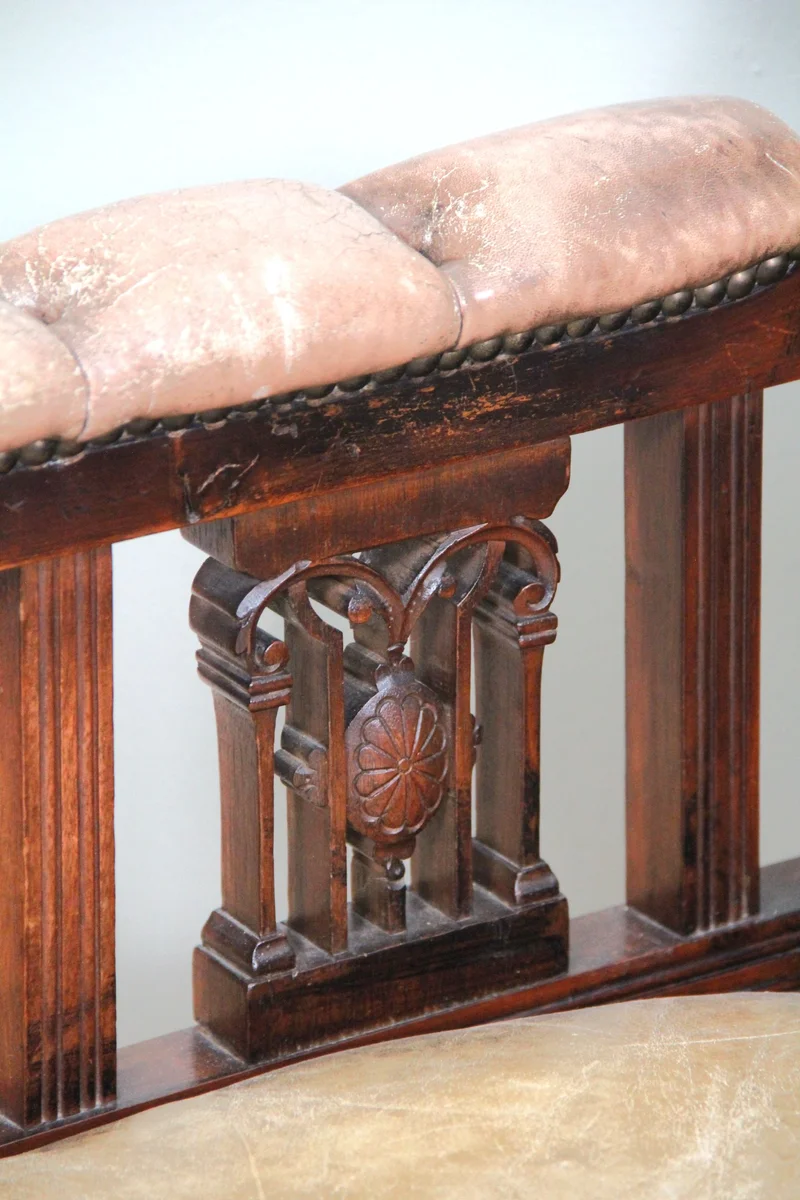 Victoriaanse armzetel - Meubel › Zitmeubels - €450.00 - Zetel met armleunen in rijk gesculpteerd mahoniehout en bekleed met het originele leder.
98cm hoog, 68cm breed, 65cm diep.
Laatvictoriaanse periode, ca 1880/1900