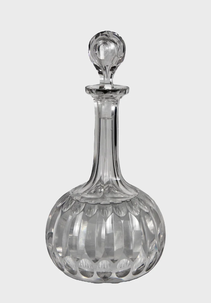 Victoriaanse bolkaraf (1) - Glas › Karaffen - €75.00 - Bolkaraf in kristal met diepe insnijdingen op de buik.
Originele stop.
30cm hoog
Ca 1880
Engeland