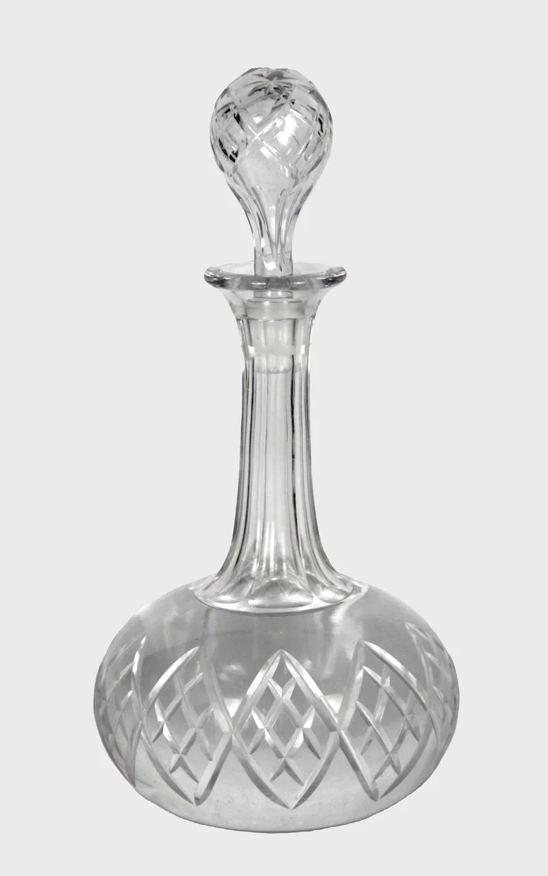Victoriaanse bolkaraf (2) - Glas › Karaffen - €75.00 - Bolkaraf in kristal met geometrische motieven op de buik. Originele stop.
30cm hoog
Ca 1880
Engeland