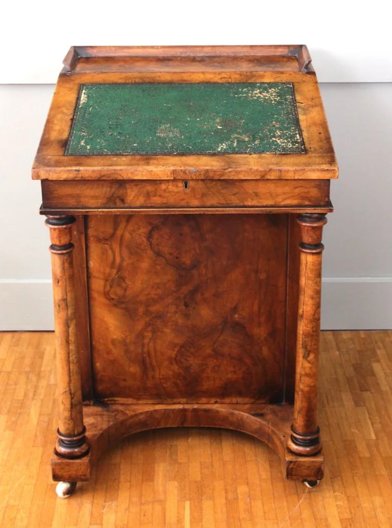 Victoriaanse Davenport bureau - Meubel › Bijzetmeubel - Davenport schrijfmeubel in notenhout met opklapblad en 4 laden aan de rechterzijde. De linkerzijde heeft 4 valse laden.
53cm breed, 56cm diep, 80cm hoog.
Op de originele porseleinen wieltjes.
Midvictoriaanse periode, ca 1860/1880