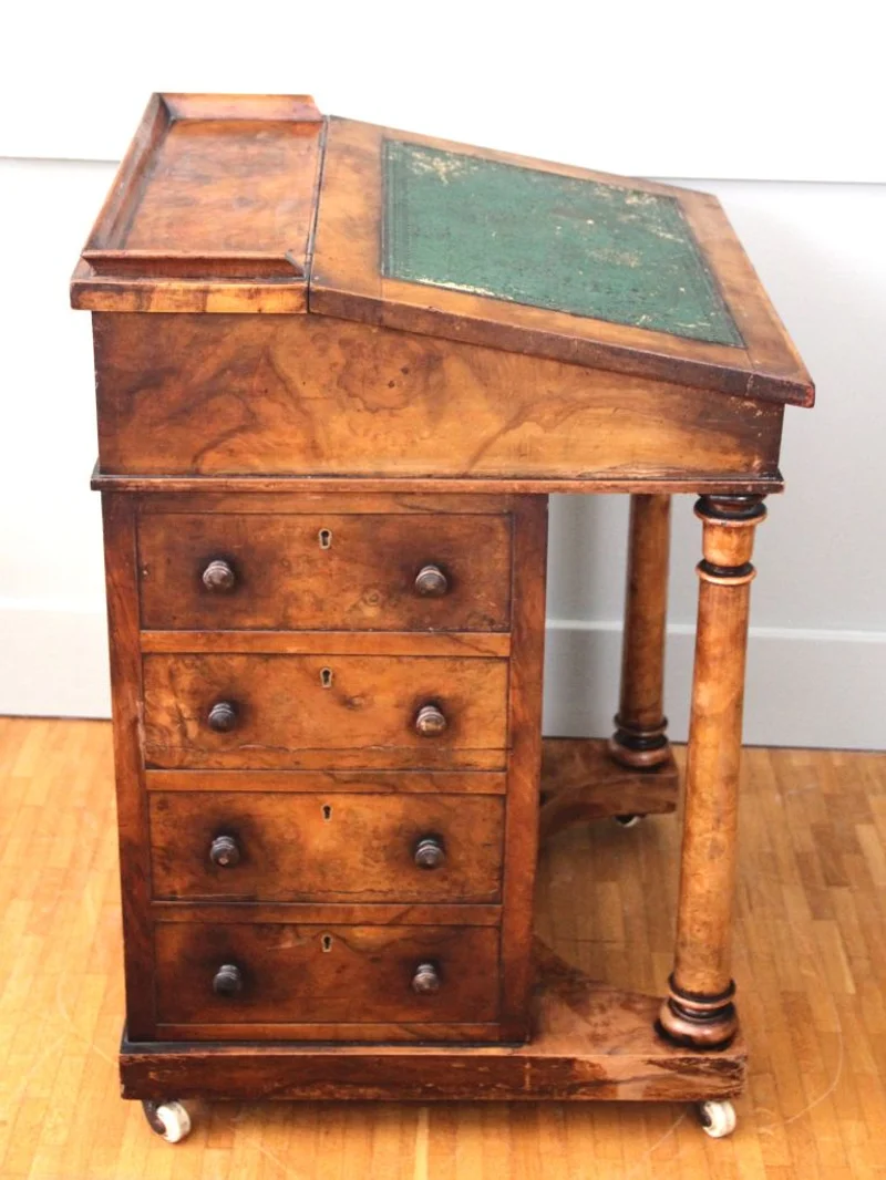 Victoriaanse Davenport bureau - Meubel › Bijzetmeubel - Davenport schrijfmeubel in notenhout met opklapblad en 4 laden aan de rechterzijde. De linkerzijde heeft 4 valse laden.
53cm breed, 56cm diep, 80cm hoog.
Op de originele porseleinen wieltjes.
Midvictoriaanse periode, ca 1860/1880