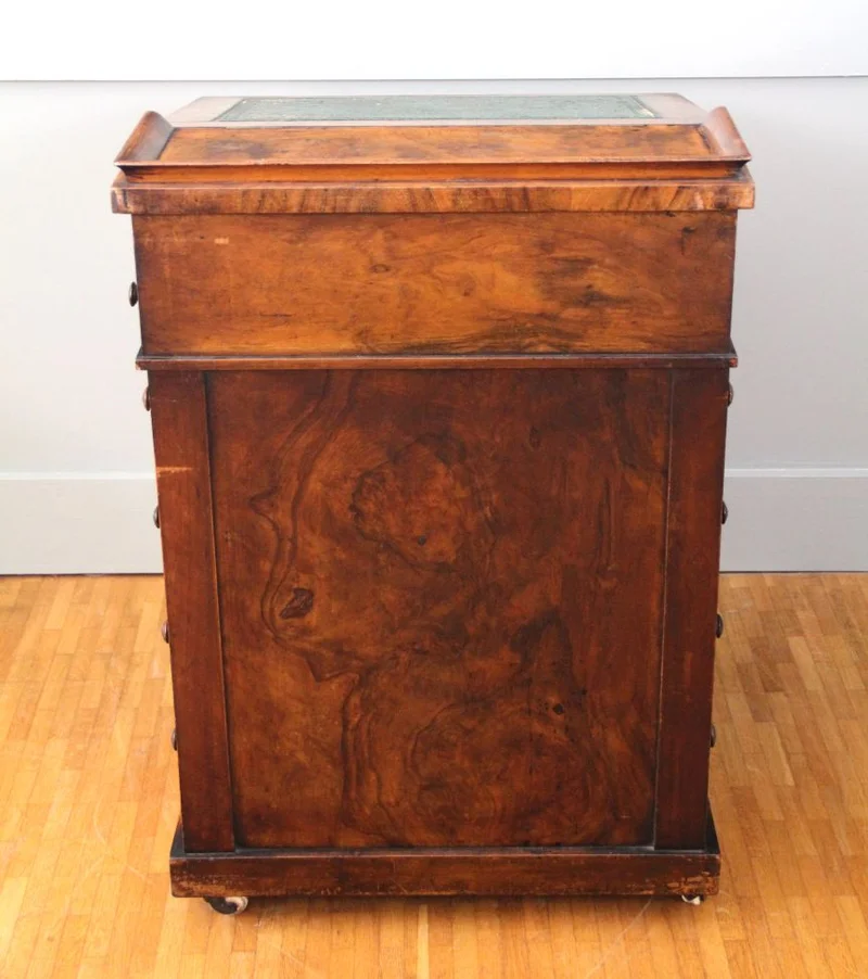 Victoriaanse Davenport bureau - Meubel › Bijzetmeubel - Davenport schrijfmeubel in notenhout met opklapblad en 4 laden aan de rechterzijde. De linkerzijde heeft 4 valse laden.
53cm breed, 56cm diep, 80cm hoog.
Op de originele porseleinen wieltjes.
Midvictoriaanse periode, ca 1860/1880