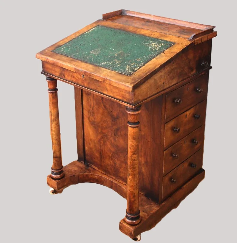 Victoriaanse Davenport bureau - Meubel › Bijzetmeubel - Davenport schrijfmeubel in notenhout met opklapblad en 4 laden aan de rechterzijde. De linkerzijde heeft 4 valse laden.
53cm breed, 56cm diep, 80cm hoog.
Op de originele porseleinen wieltjes.
Midvictoriaanse periode, ca 1860/1880