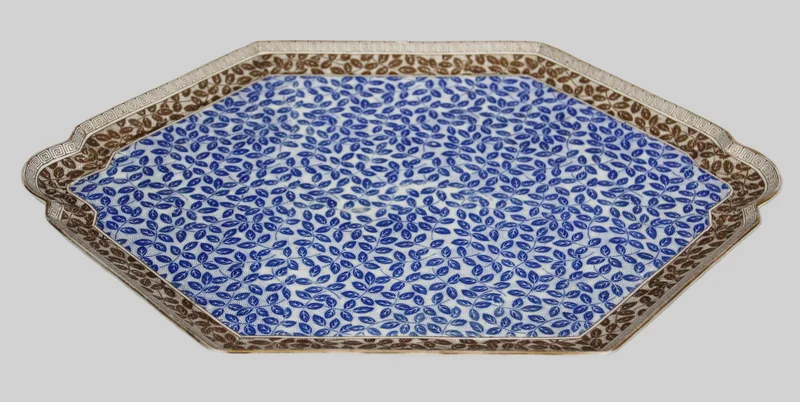 Victoriaanse plateau - Porselein › Schalen - Zeshoekige plateau met bruine sierlijst en blauwe decoratie.
50 x 35.5 cm
Midvictoriaans, Ca 1870-1890
niet gemerkt