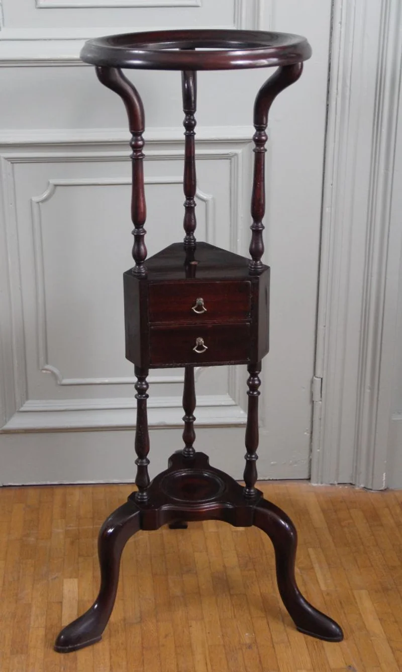 Victoriaanse staander - Meubel › Bijzetmeubel - €295.00 - Een potstaander in notenhout, gekleurd in donker mahonie. Bestaande uit een open ring en in het midden twee kleine schuifjes.
86cm hoog; 31cm diameter
Handgepolitoerd op oude wijze
Midvictoriaanse periode; ca 1870