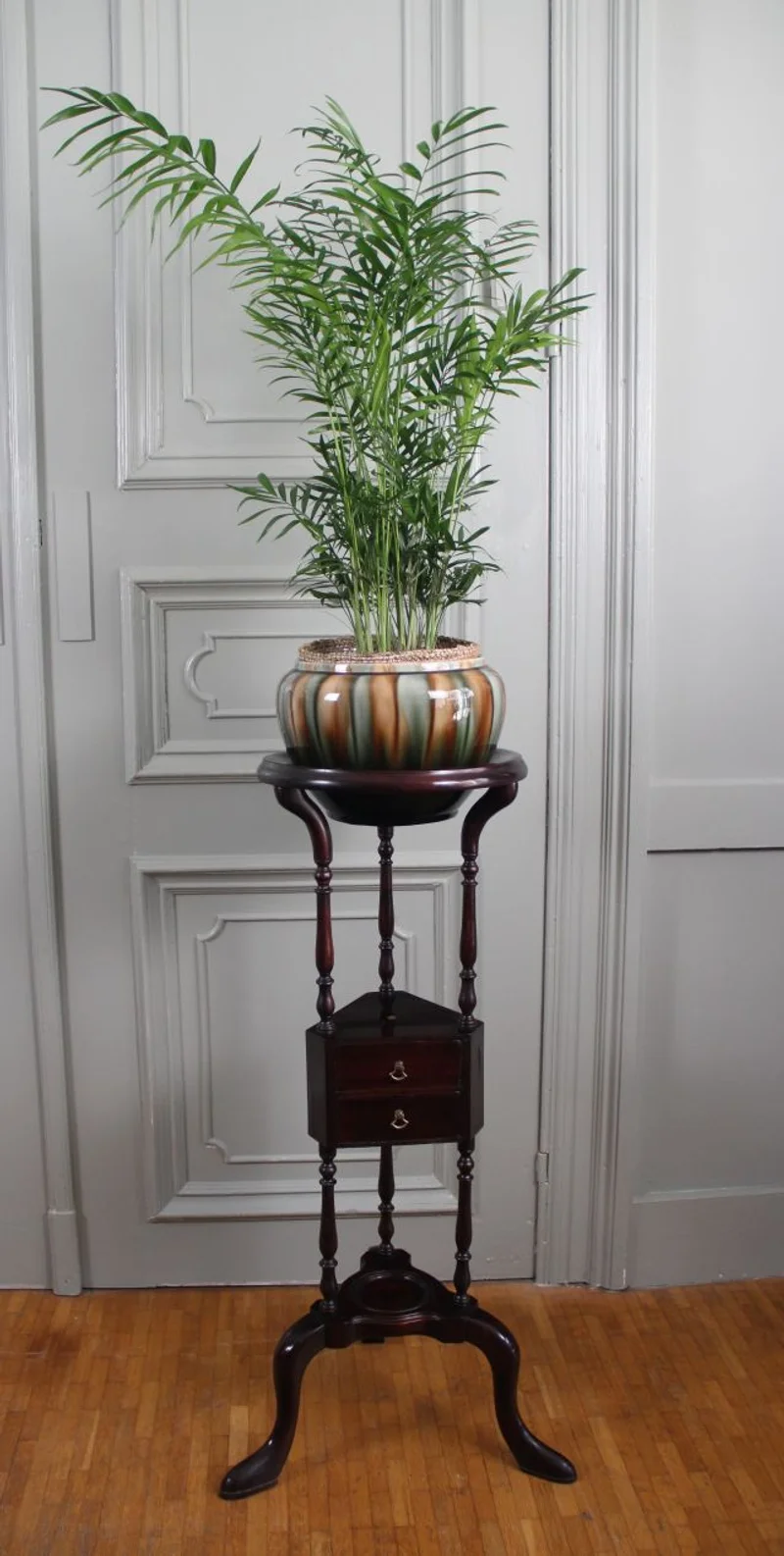 Victoriaanse staander - Meubel › Bijzetmeubel - €295.00 - Een potstaander in notenhout, gekleurd in donker mahonie. Bestaande uit een open ring en in het midden twee kleine schuifjes.
86cm hoog; 31cm diameter
Handgepolitoerd op oude wijze
Midvictoriaanse periode; ca 1870