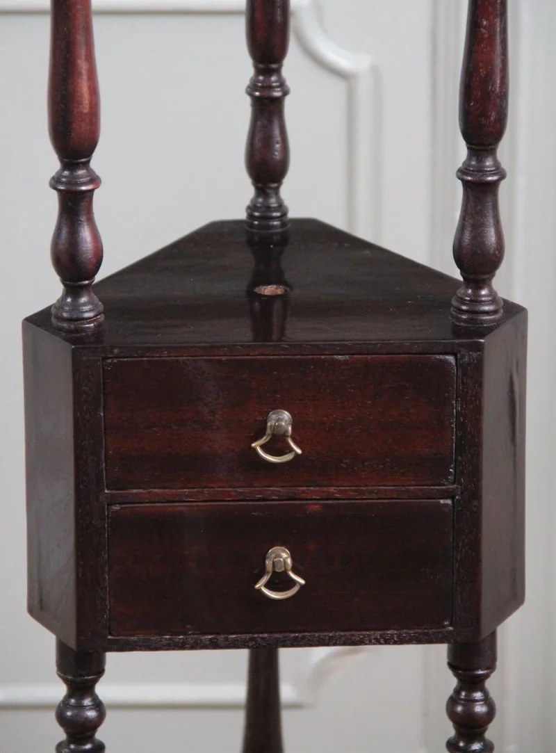 Victoriaanse staander - Meubel › Bijzetmeubel - €295.00 - Een potstaander in notenhout, gekleurd in donker mahonie. Bestaande uit een open ring en in het midden twee kleine schuifjes.
86cm hoog; 31cm diameter
Handgepolitoerd op oude wijze
Midvictoriaanse periode; ca 1870