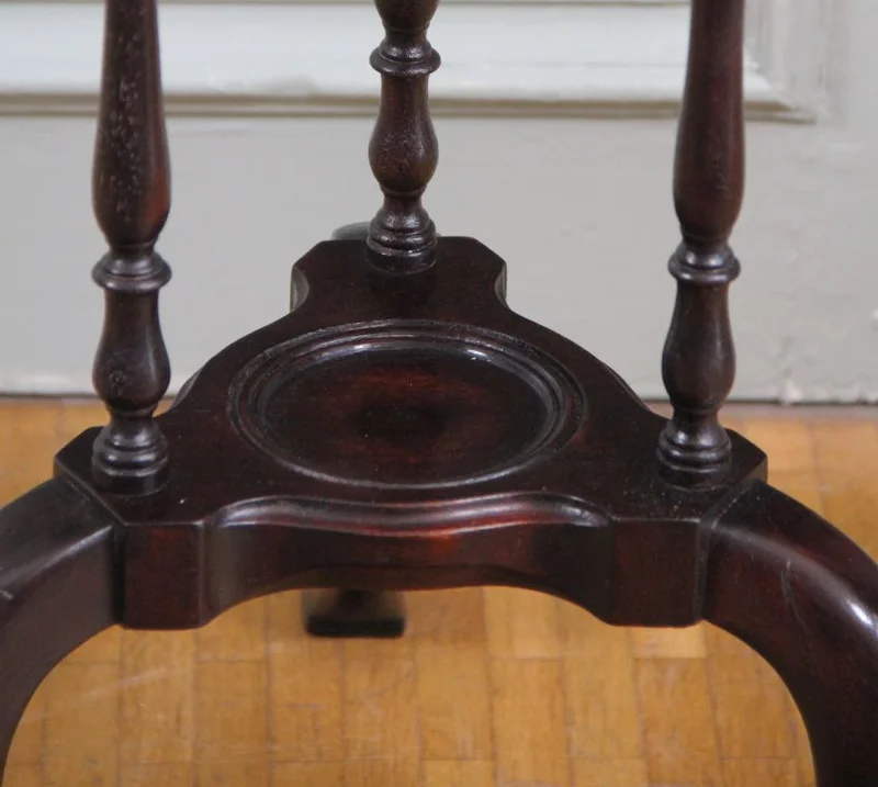 Victoriaanse staander - Meubel › Bijzetmeubel - €295.00 - Een potstaander in notenhout, gekleurd in donker mahonie. Bestaande uit een open ring en in het midden twee kleine schuifjes.
86cm hoog; 31cm diameter
Handgepolitoerd op oude wijze
Midvictoriaanse periode; ca 1870