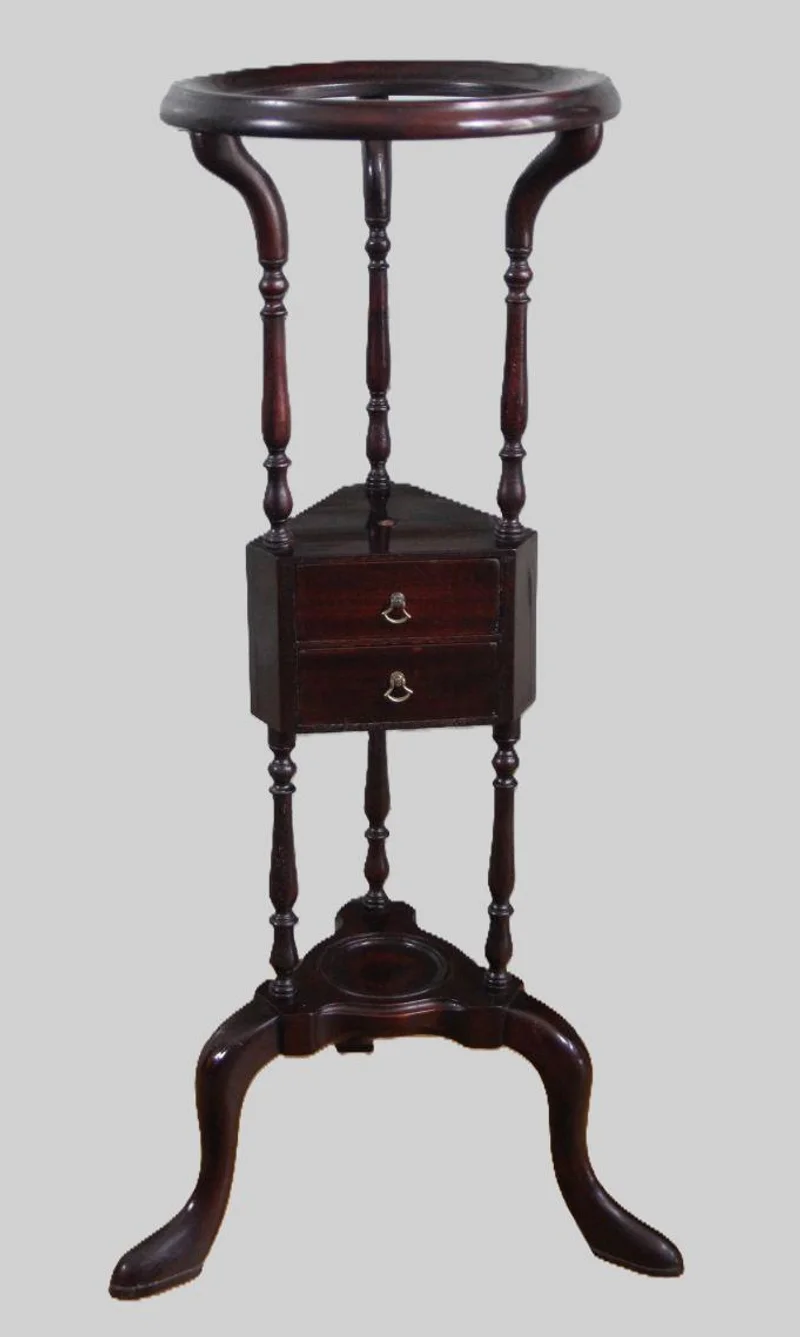 Victoriaanse staander - Meubel › Bijzetmeubel - €295.00 - Een potstaander in notenhout, gekleurd in donker mahonie. Bestaande uit een open ring en in het midden twee kleine schuifjes.
86cm hoog; 31cm diameter
Handgepolitoerd op oude wijze
Midvictoriaanse periode; ca 1870