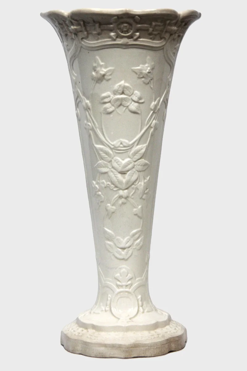 Victoriaanse vaas, creamware (2) - Porselein › Vazen - €125.00 - Hoge trompetvaas in creamware.
Gemerkt Wedgwood Etruria
33cm hoog, 15cm diameter
1840-1845
