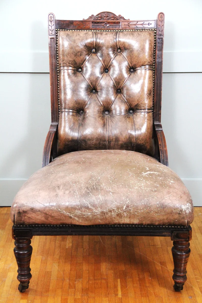 Victoriaanse zetel - Meubel › Zitmeubels - €350.00 - Zgn dameszetel in rijk gesculpteerd mahoniehout met oorspronkelijke leder bekleding.
95cm hoog, 63cm breed, 60cm diep.
Laatvictoriaanse periode, ca 1880/1900