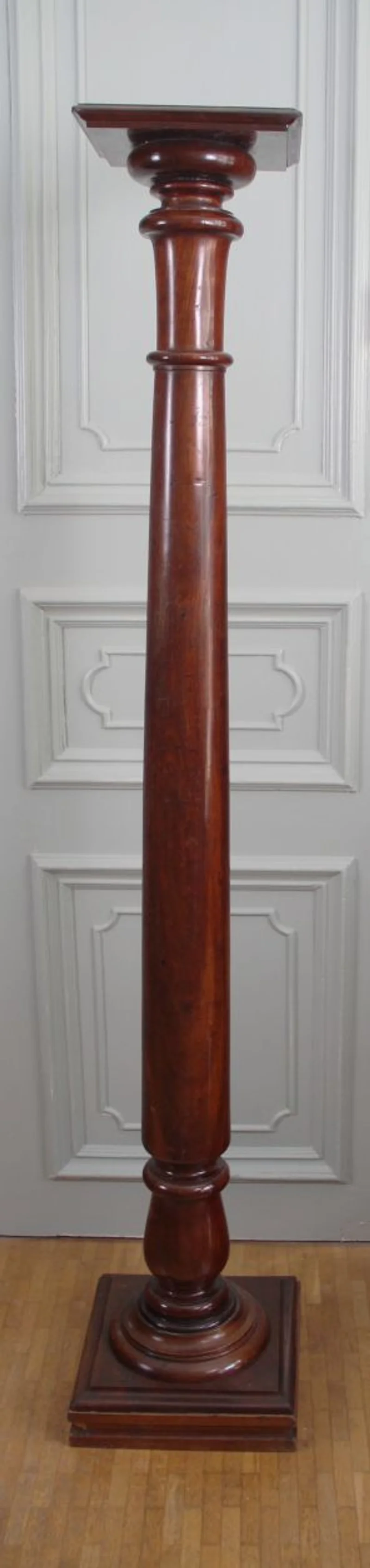 Victoriaanse zuil - Meubel › Bijzetmeubel - €265.00 - Een massief mahoniehouten grote zuil/plantenstaander.
162cm hoog, 30cm vierkant voet, 26cm vierkant bovenplaat.
Vroegvictoriaanse periode: ca 1840/1860