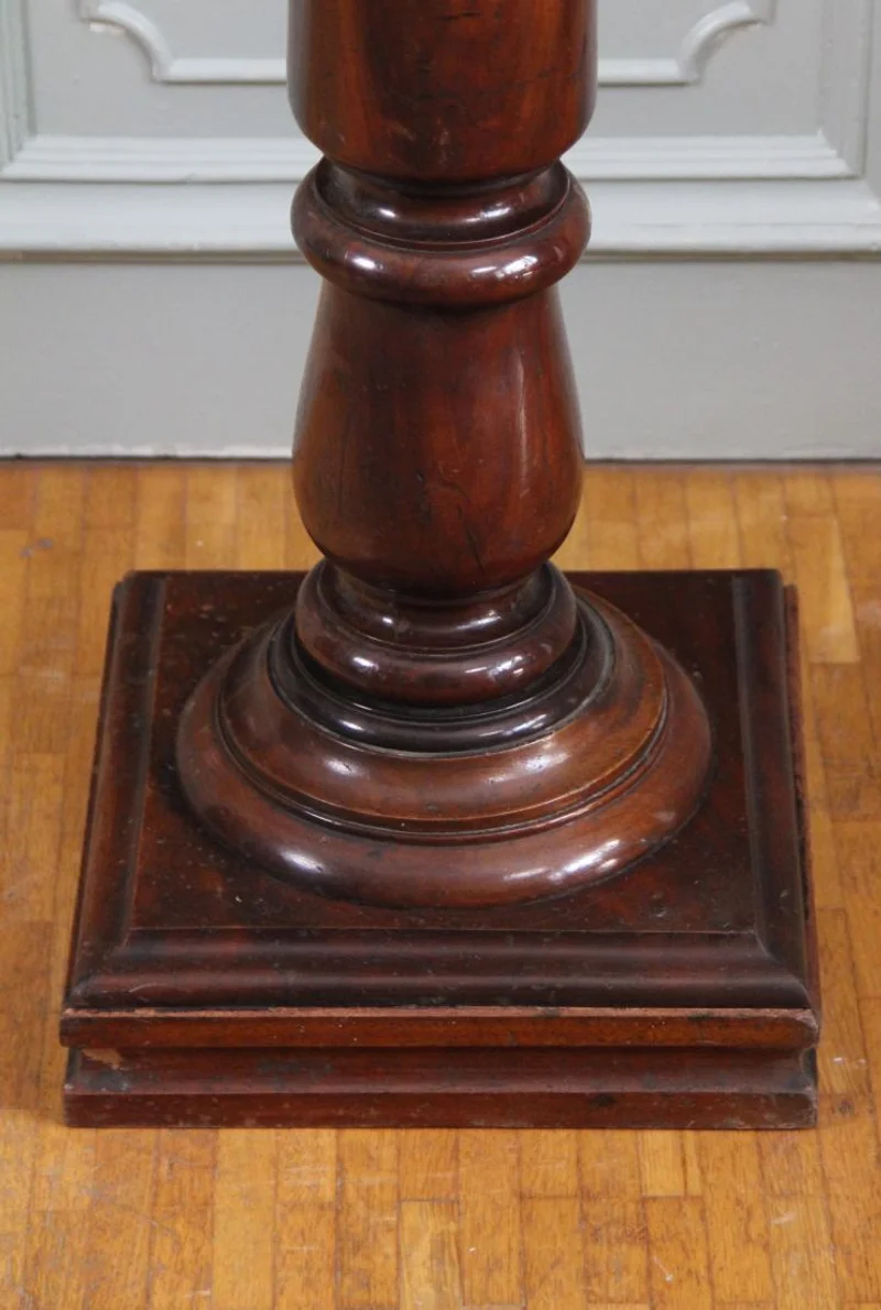 Victoriaanse zuil - Meubel › Bijzetmeubel - €265.00 - Een massief mahoniehouten grote zuil/plantenstaander.
162cm hoog, 30cm vierkant voet, 26cm vierkant bovenplaat.
Vroegvictoriaanse periode: ca 1840/1860