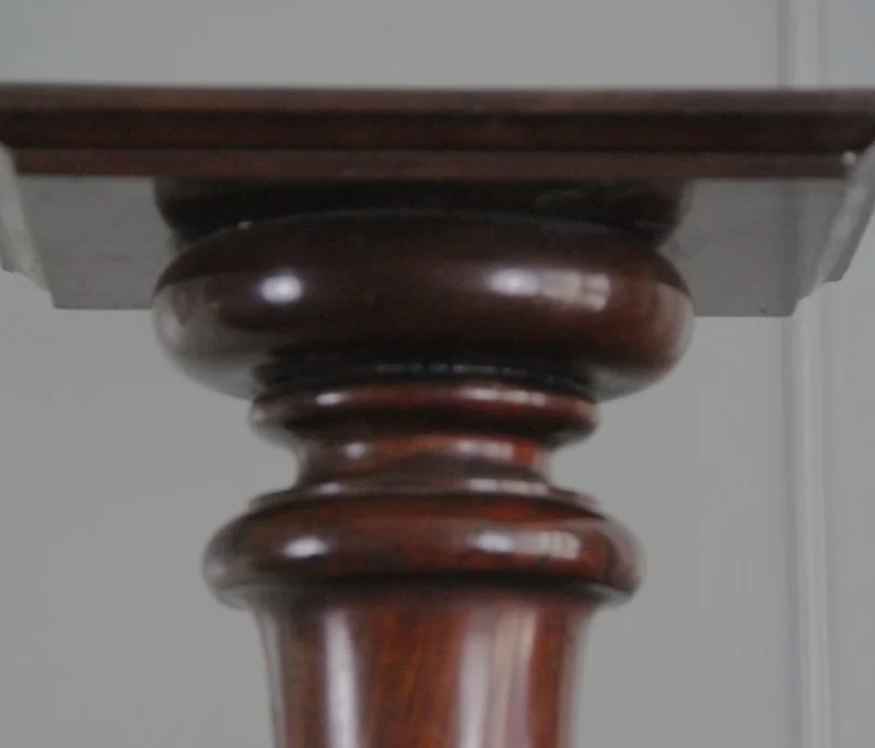 Victoriaanse zuil - Meubel › Bijzetmeubel - €265.00 - Een massief mahoniehouten grote zuil/plantenstaander.
162cm hoog, 30cm vierkant voet, 26cm vierkant bovenplaat.
Vroegvictoriaanse periode: ca 1840/1860