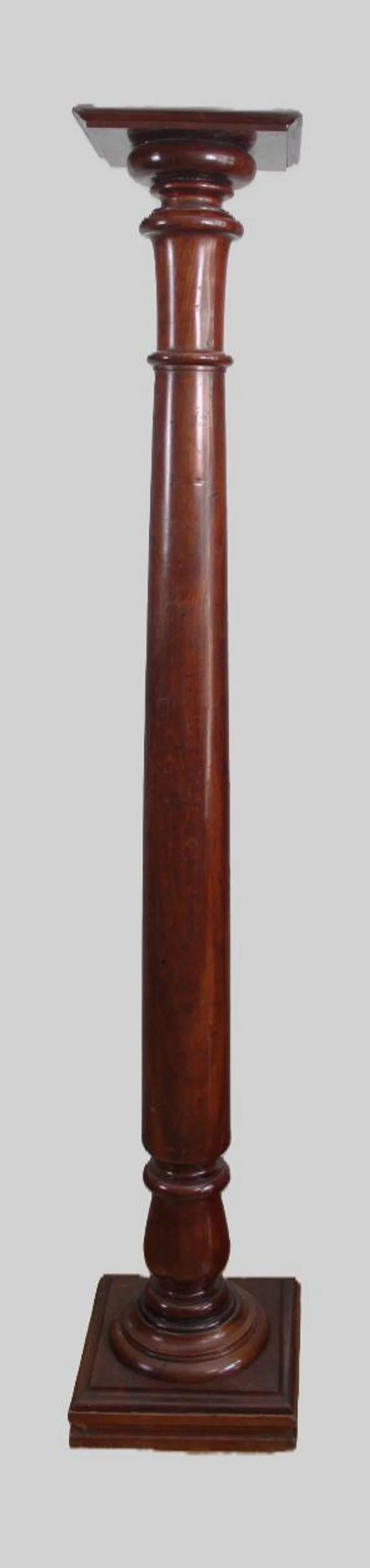 Victoriaanse zuil - Meubel › Bijzetmeubel - €265.00 - Een massief mahoniehouten grote zuil/plantenstaander.
162cm hoog, 30cm vierkant voet, 26cm vierkant bovenplaat.
Vroegvictoriaanse periode: ca 1840/1860