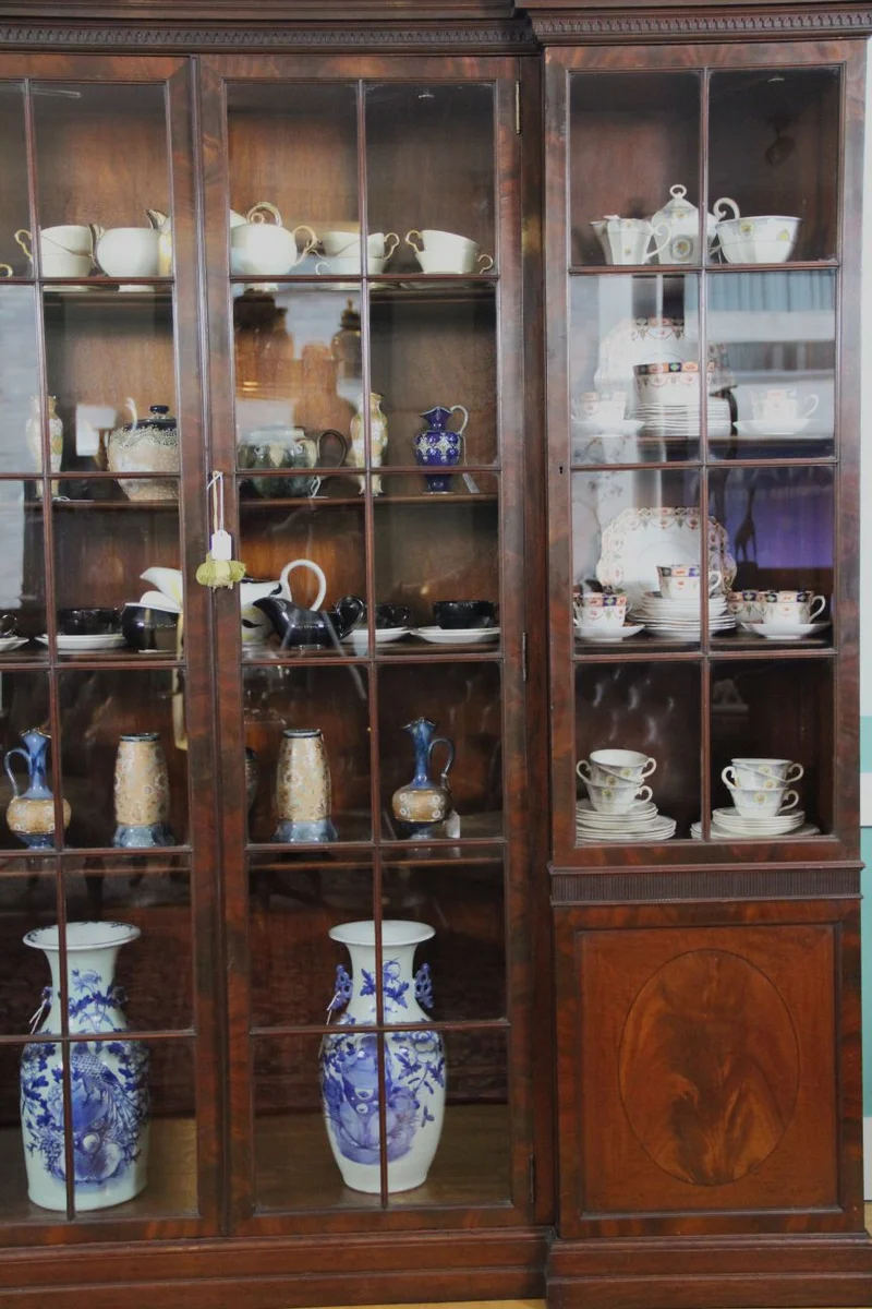 Vierdeurs boekenkast - Meubel › Kasten - €3250.00 - Mahoniehouten boekenkast in "reversed breakfront".
Hoge beglaasde delen en twee gesloten opbergvakken links en rechts.
210cm lang, 40cm diep, 200cm hoog
Edwardian periode; ca 1930/1940