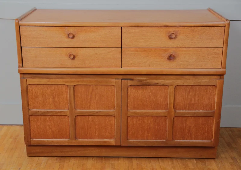 Vintage buffetmeubel - Meubel › Gecombineerde beelden - €495.00 - Eiken buffetkast met 4 laden bovenaan en twee deuren onderaan. Engelse meubelmaker; gemerkt "Nathan furniture".
102 x 45cm; 75cm hoog
Periode ca 1960/1970