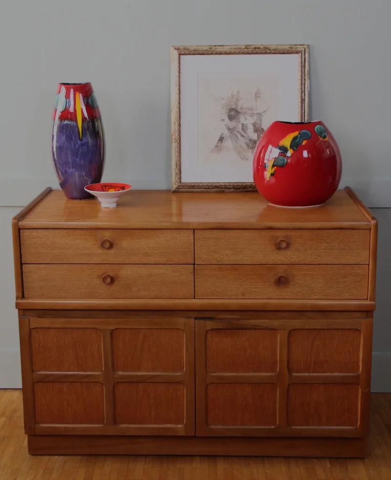 Vintage buffetmeubel - Meubel › Gecombineerde beelden - €495.00 - Eiken buffetkast met 4 laden bovenaan en twee deuren onderaan. Engelse meubelmaker; gemerkt "Nathan furniture".
102 x 45cm; 75cm hoog
Periode ca 1960/1970