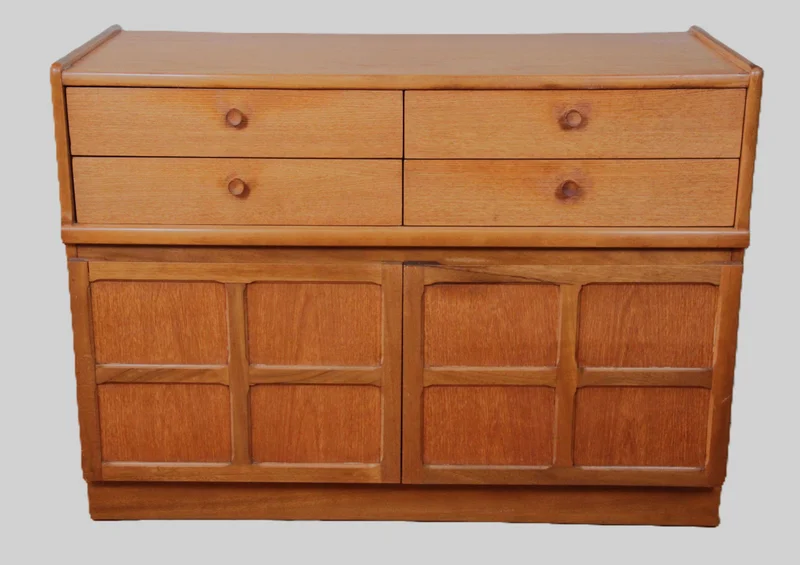 Vintage buffetmeubel - Meubel › Gecombineerde beelden - €495.00 - Eiken buffetkast met 4 laden bovenaan en twee deuren onderaan. Engelse meubelmaker; gemerkt "Nathan furniture".
102 x 45cm; 75cm hoog
Periode ca 1960/1970