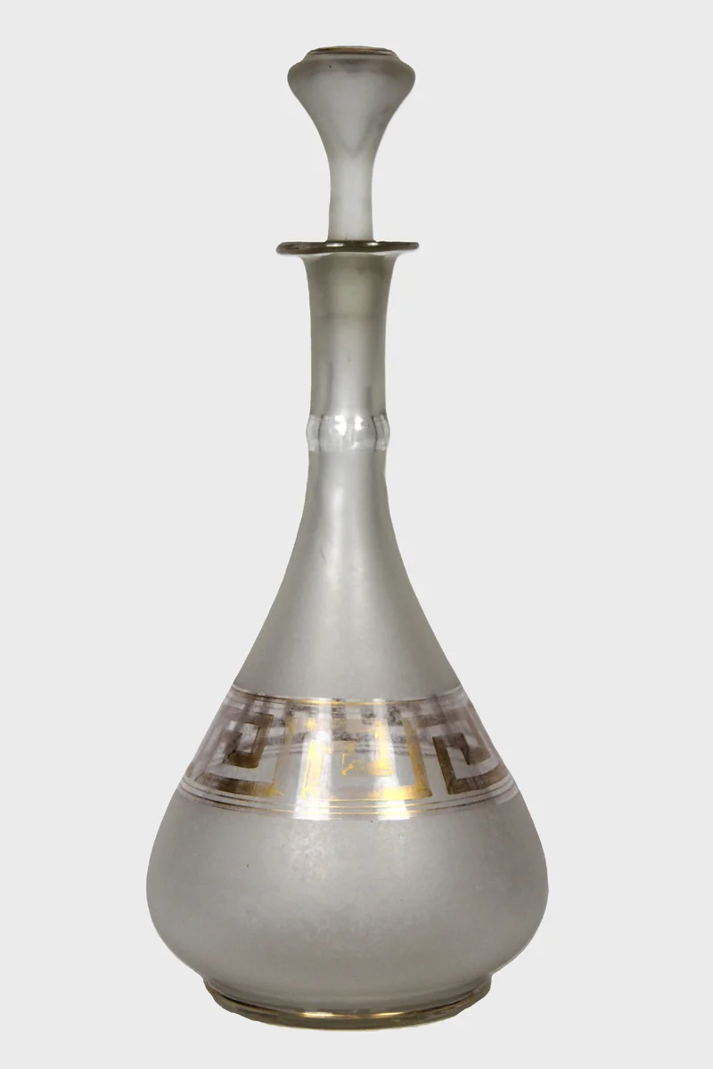 Vintage karaf - Glas › Karaffen - €45.00 - Karaf in gevroren glas met meandermotief.
33cm hoog
Ca 1960/1970