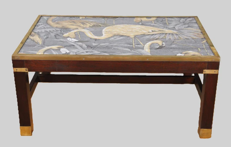 Vintage salontafel 1970 -980 - Meubel › Tafels - €450.00 - Salontafel in wengehout met koper bladomlijsting en glasplaat.
89 x 61cm, 40cm hoog.
Periode 1970/1980; inlegtextiel onder het glazen blad van recentere datum.