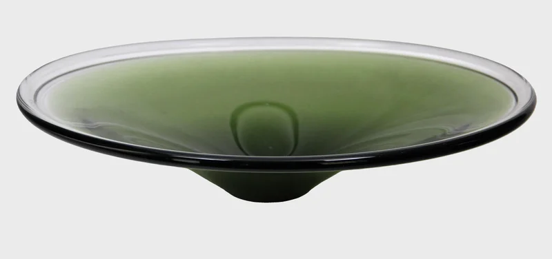 Vintage schaal in groen kristal - Glas › Schalen - Ovale schaal op voet.
36.5 x 29.5 cm, 8cm hoog
Gemerkt "Weimwixxi England" (niet geïdentificeerd merk)
Vintage