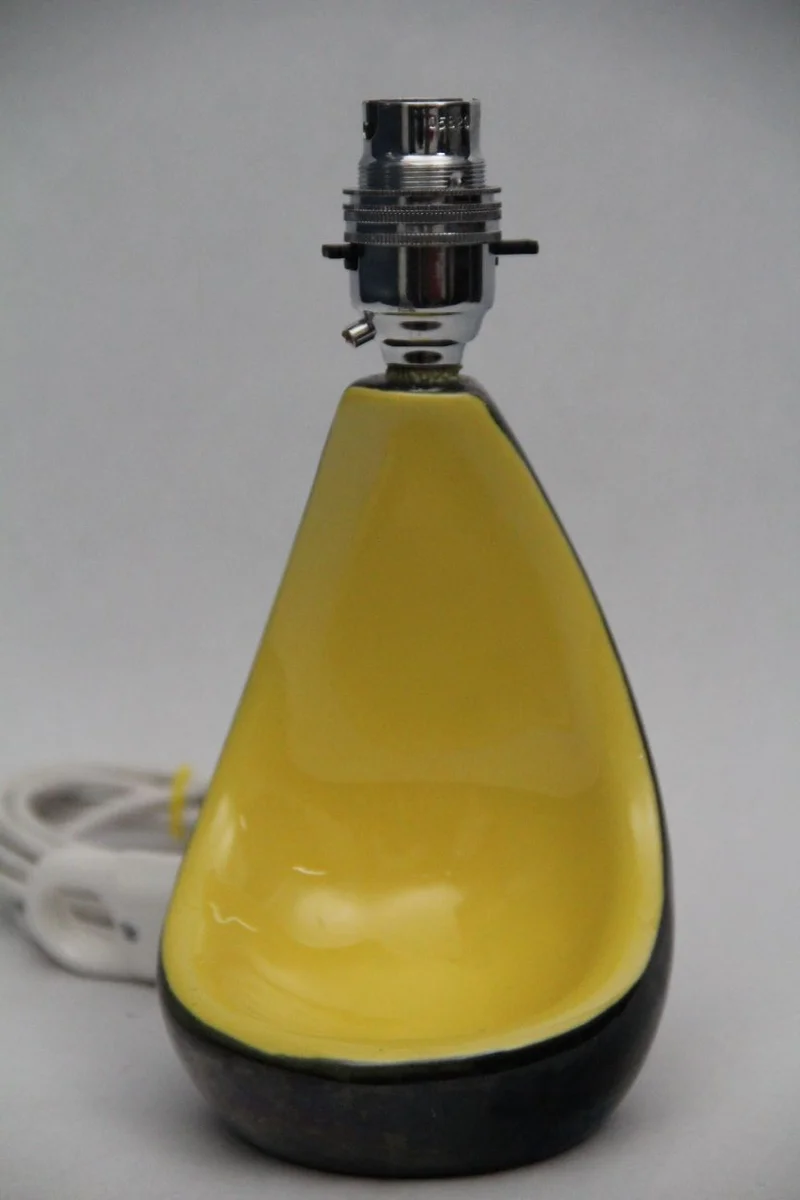 Vintage tafellampje 1 - Diversen › Verlichting - €125.00 - Tafellampje in ceramiek met zwart-geel contrastkleuren. 
Volledig herbedraad.
22cm hoog
Periode 1960/1980