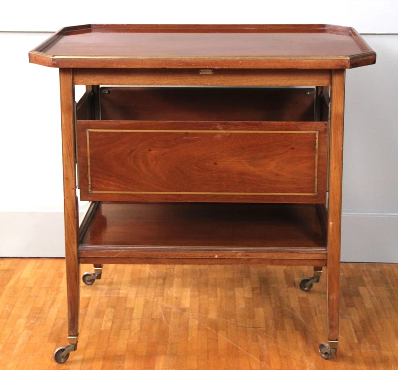 Vintage trolley  - Meubel › Bijzetmeubels - €365.00 - Dientafel in mahonie met messing filets ingelegd.
Neerklapbare zijkanten aan het middenblad.
Originele wieltjes.
76 x 48cm in gesloten toestand; 72cm hoog
ca 1960/1970
