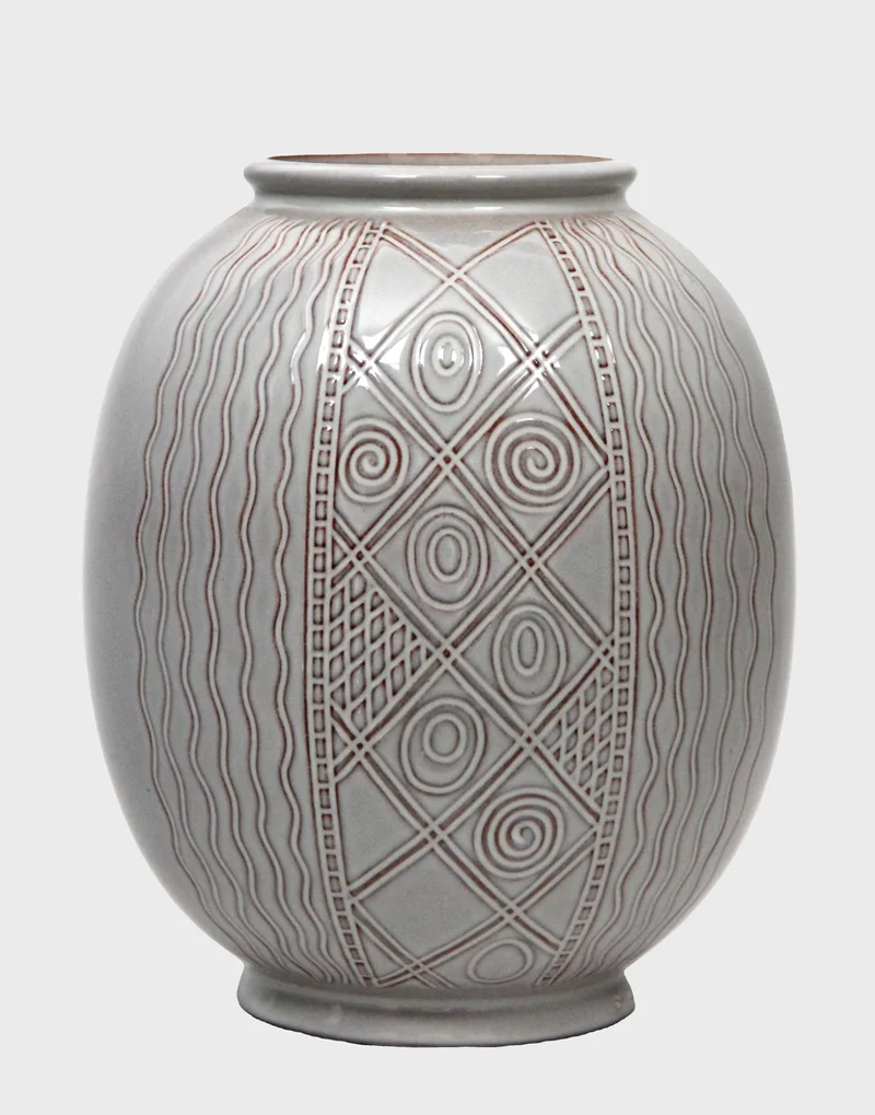 Vintage vaas (1) - Porselein › Vazen - €125.00 - Vintage vaas Phoenix
Ontwerp van Wim Visser (gemerkt)
20cm hoog, 17cm diameter
Nederland 1963