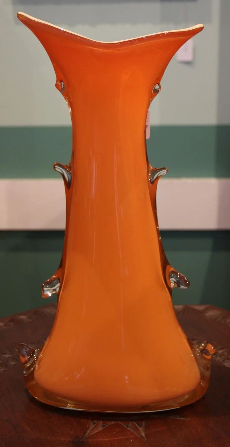 Vintage vaas (1) - Glas › Vazen - €75.00 - Vaas in gekleurd glas.
33cm hoog
1960-1970