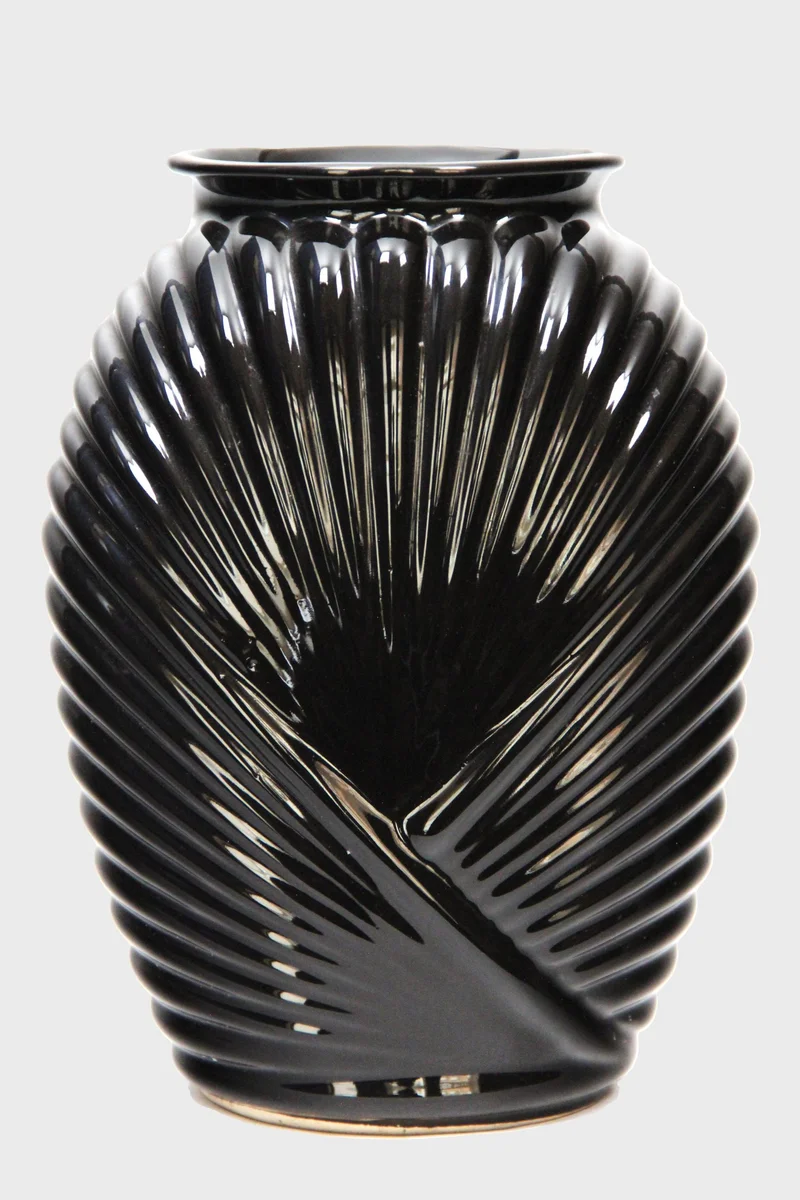 Vintage vaas (4) - Porselein › Vazen - €65.00 - Zwart geglazuurde vaas.
Art Déco (stijl)
23cm hoog, 18cm breed, 12cm dik
1930-1960